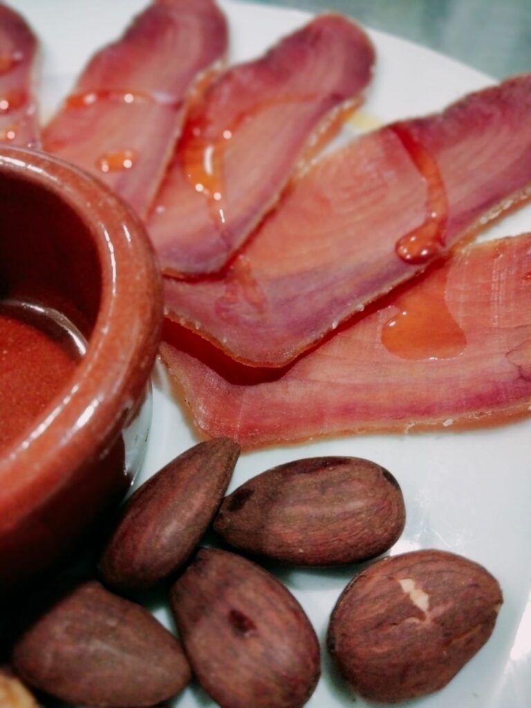 plato de jamón con almendras