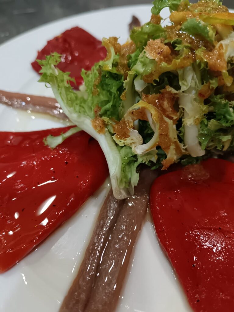 ensalada con pimientos y anchoas